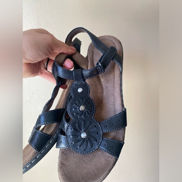 Natural Soul All Thru Comfort Barroll Black Genuine Leather Strap Sandals - Picture 6 of 7